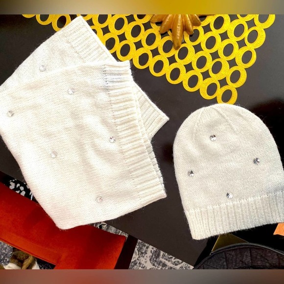 NWOT Victoria secret Winter hat and scarf matching set - Picture 3 of 4